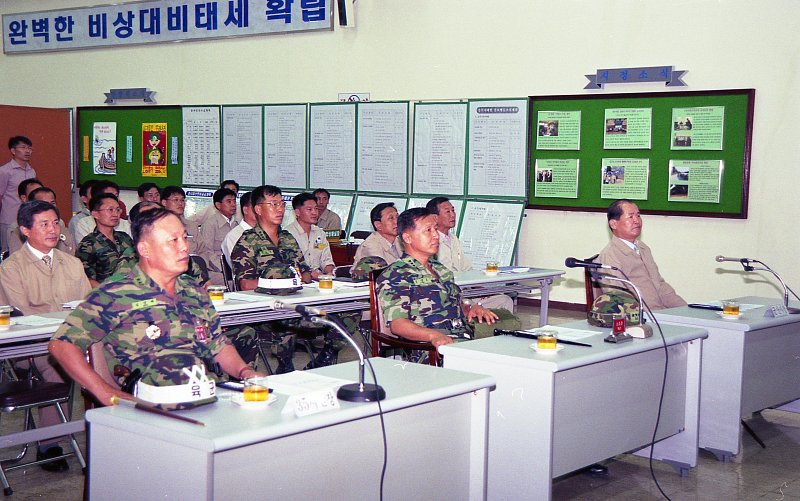 9군단장 을지연습장에 방문하셔서 관계자들과 함께 자리에 앉아 설명을 듣고 계신 시장님