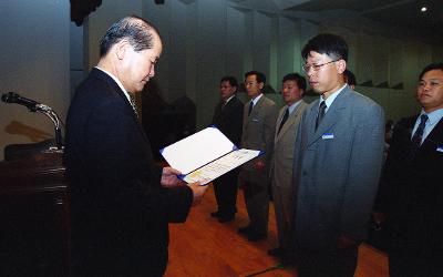 청원전체 조회에서 표창장을 수여하고 계신 시장님2