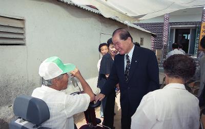 경노당 관계자와 악수를 나누고 계신 시장님2