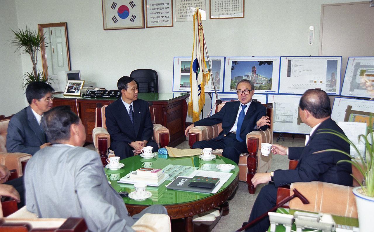 다같이 앉아서 말씀을 나누고 계신 고은시인과 시장님과 관련인사들