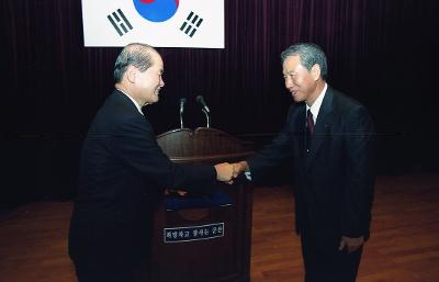 무대 위에서 악수를 나누고 계신 시장님