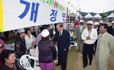 사람들과 악수하며 말을 나누고 계신 시장님