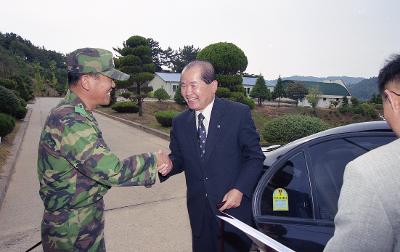 군부대를 격려하기 위해 방문하신 시장님과 악수를 나누고 계신 관계자1