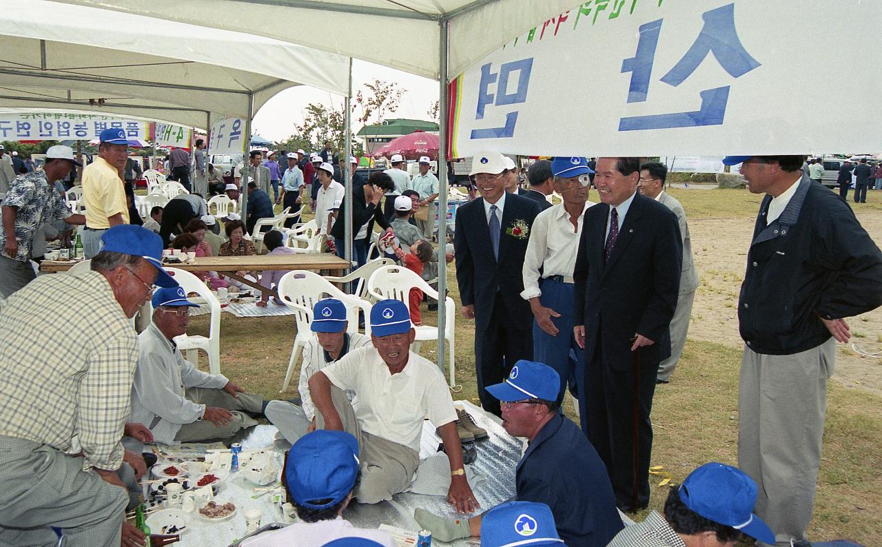 식사를 즐기고 있는 사람들과 말을 하고 계신 시장님1