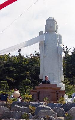 은적사에서 불상 앞으로 나와 말씀하고 계신 시장님