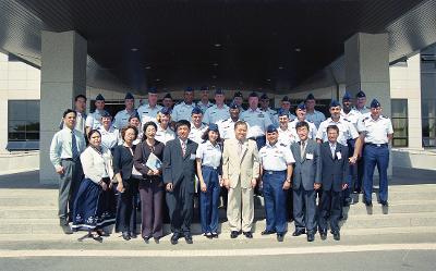 시청 건물 앞에서 기념사진을 찍고 있는 미군기지장병들과 관련인사들