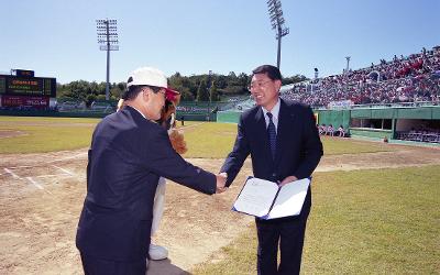 그라운드 위에서 표창장을 수여하고 계신 시장님