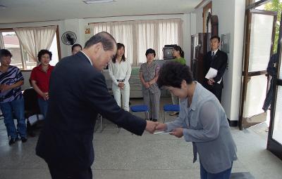 사회복지시설에 방문하셔서 관계자와 악수를 나누고 계신 시장님