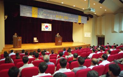 고은시인 특강에 앞서 앞에 나가 말씀하고 계신 시장님과 자리에 앉아 듣고 있는 사람들2