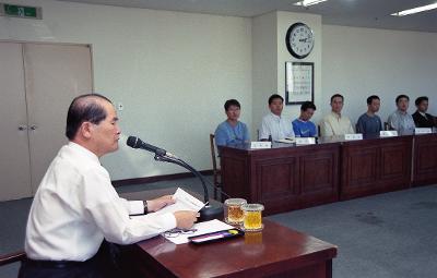 자리에 앉아 말씀하고 계신 시장님과 자리에앉아 듣고 계신 임원들