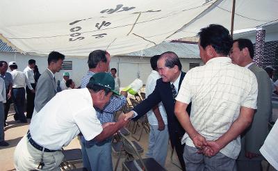 경노당 관계자와 악수를 나누고 계신 시장님1