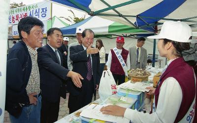 봉사자와 인사를 하고 계신 시장님