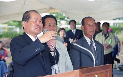 나장경노당 개원식에서 앞에 나가 말씀하고 계신 시장님