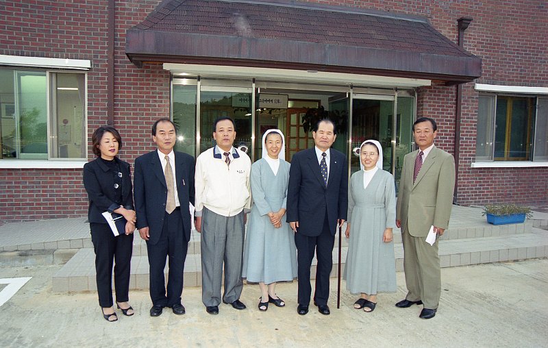 사회복지시설 방문 기념 사진을 찍고 있는 시장님과 관계자들