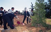 순직공무원을 추모하는 의미로 나무를 심고 계시는 시장님과 관련인사들사진(00001)