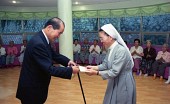 어르신들이 축하해주는 가운데 수녀님께 기념품을 받고 계신 시장님사진(00006)