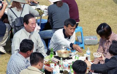 식사를 하며 축제를 즐기고 있는 사람들