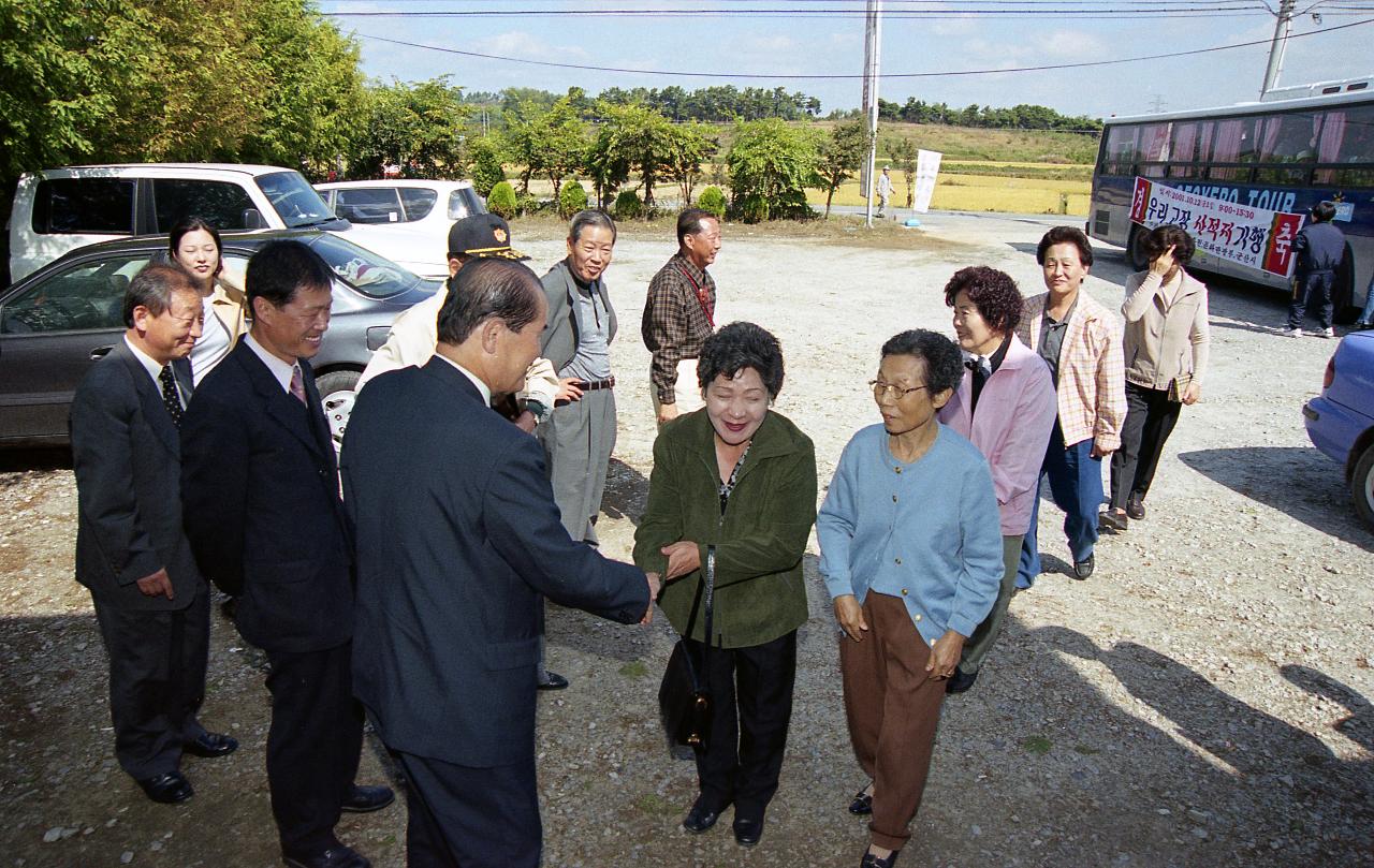 사적지 기행탐방단과 악수를 나누고 계신 시장님