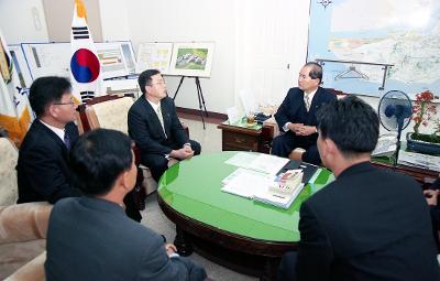 JC 명예임원 위촉식에서 말씀을 나누고 계신 시장님과 관련인사들