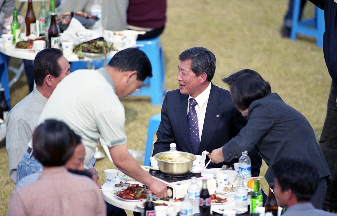 음식을 먹으며 말씀을 나누고 계신 관련인사들