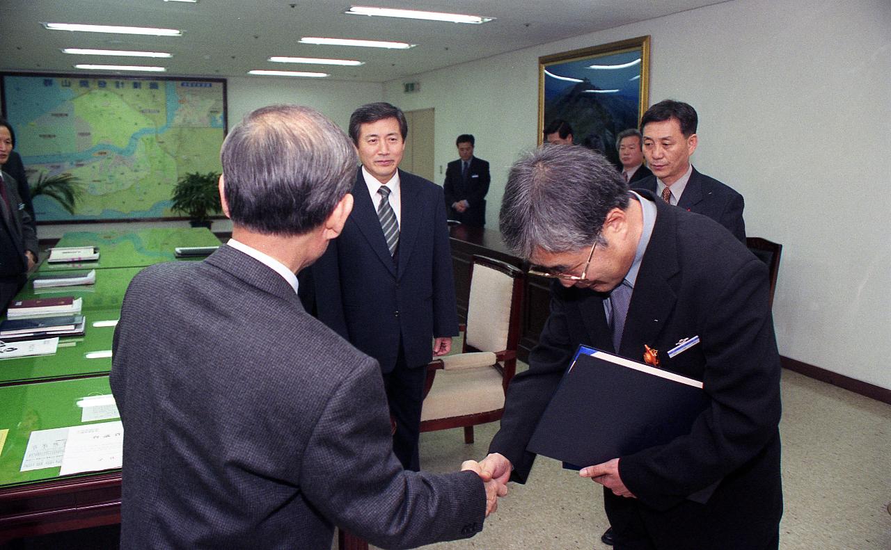 표창장을 수여하고 악수를 하고 계신 관련인사들