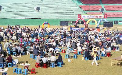 곳곳에 모여 음식을 먹으며 축제를 즐기고 있는 사람들2