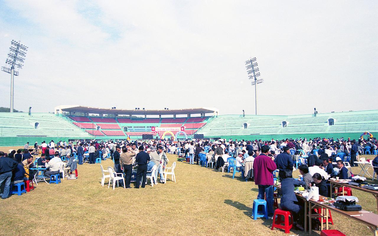 곳곳에 모여 음식을 먹으며 축제를 즐기고 있는 사람들1