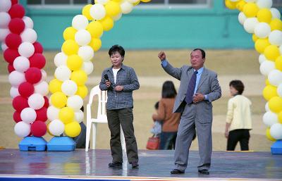 청원 한마음 축제의 무대 위에서 장기자랑을 하고 계신 시민들1