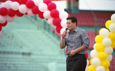 청원 한마음 축제의 무대 위에서 장기자랑을 하고 계신 시민2