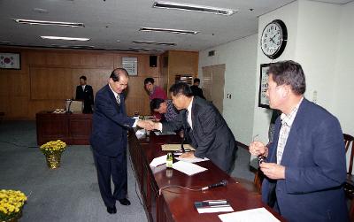 지역 농협조합장 간담회에서 조합장과 악수를 나누고 계신 시장님