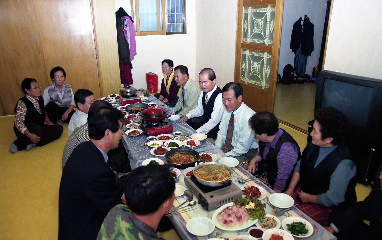 해망동 노모 경노당에 방문해 함께 식사를 들고 계신 시장님과 어르신들