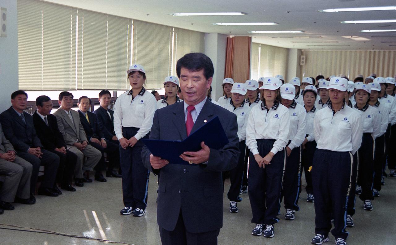 앞에 나와 선서문을 읽고 있는 대표님과 뒤에 서 있는 선수단