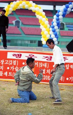 무대 아래서 축제를 즐기고 있는 시민들