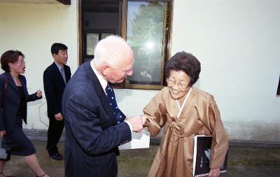 관계자와 악수를 나누고 계신 영국 존코스 박사님