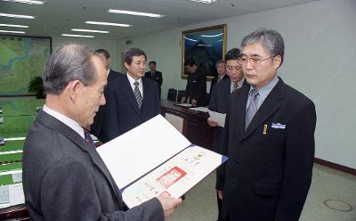 표창장을 수여하고 계신 관련인사