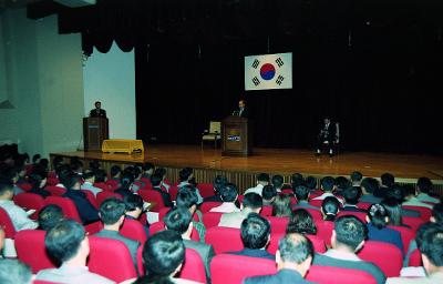 월례조회에서 앞에서 말씀하고 계신 시장님과 자리에 앉아 듣고 계신 관계자들