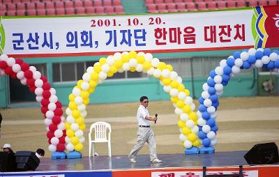 청원 한마음 축제의 무대 위에서 장기자랑을 하고 계신 시민1