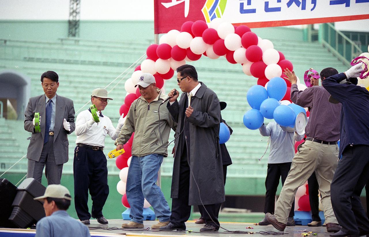 청원 한마음 축제의 무대 위에서 장기자랑을 하고 계신 시민들2