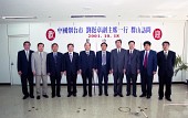 기념사진을 찍고 있는 대표님들과 시장님과 관련인사들사진(00004)