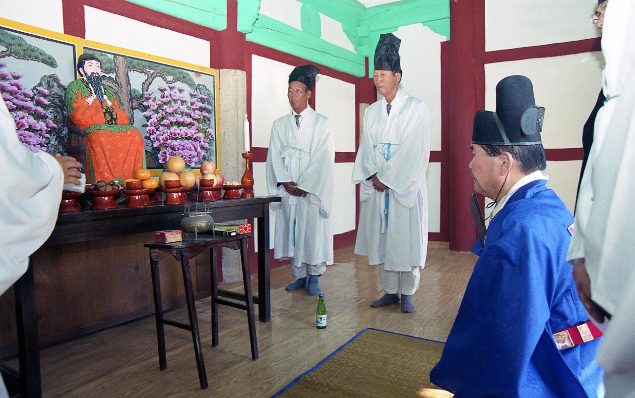 옥구향교 단군성묘 석존대제를 올리고 있는 시장님