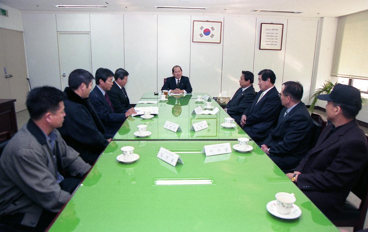 중앙동상가 번영회와 자리에 앉아 간담회를 하고 있는 시장님