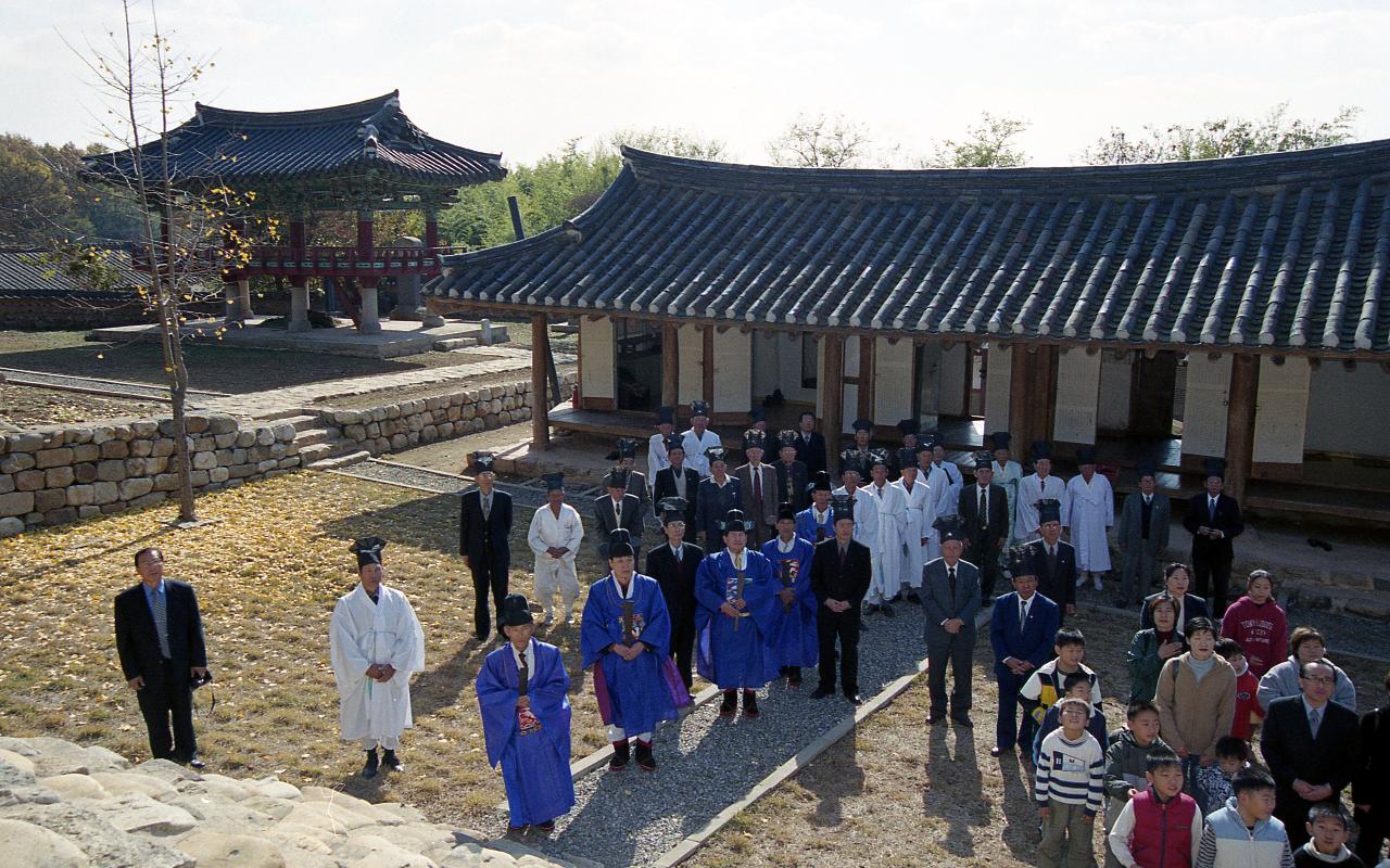 옥구향교 단군성묘 석존대제 행사를 하고 있는 시장님과 관련인사들