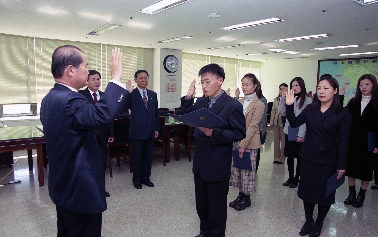 앞으로 나와 선서문을 읽으며 선서를 하고 있는 대표와 선서를 하고 있는 시장님과 임원들