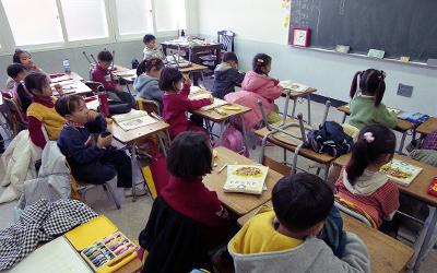 교실에서 수업을 받고 있는 어린아이들