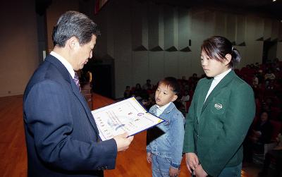 오성문화제 사생대회 시상식에서 무대 위에서 상장을 수여하고 계신 관련인사