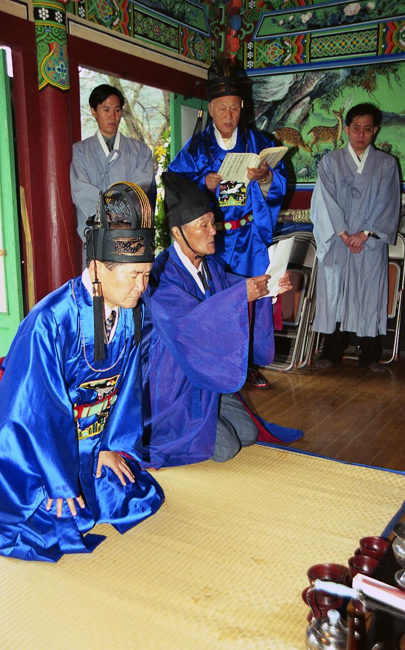 김유신 장군 추항대재가 진행되고 있는 모습