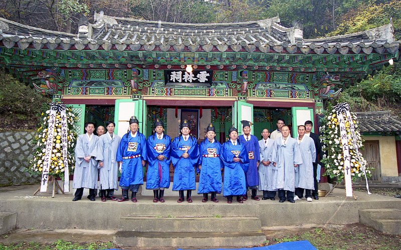 김유신 장군 추항대재 행사를 위해 옷을 갖춰입고 사진을 찍고 있는 시장님과 관련인사들