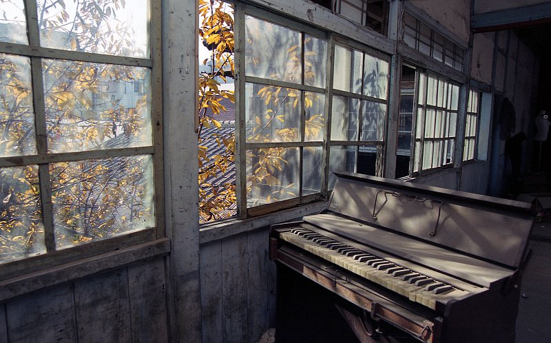 중국 소화학교 내부의 피아노가 놓인 교실