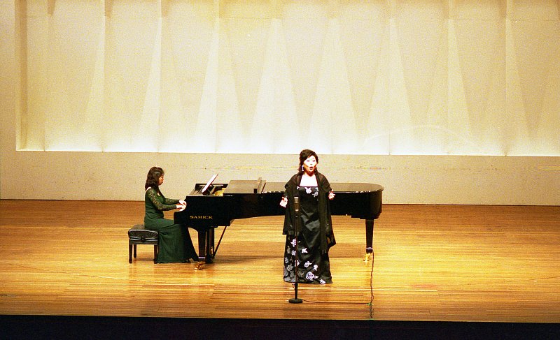 KBS 개국 기념 음악회의 무대 위에서 피아노 연주에 맞춰 노래를 하고 계신 모습1