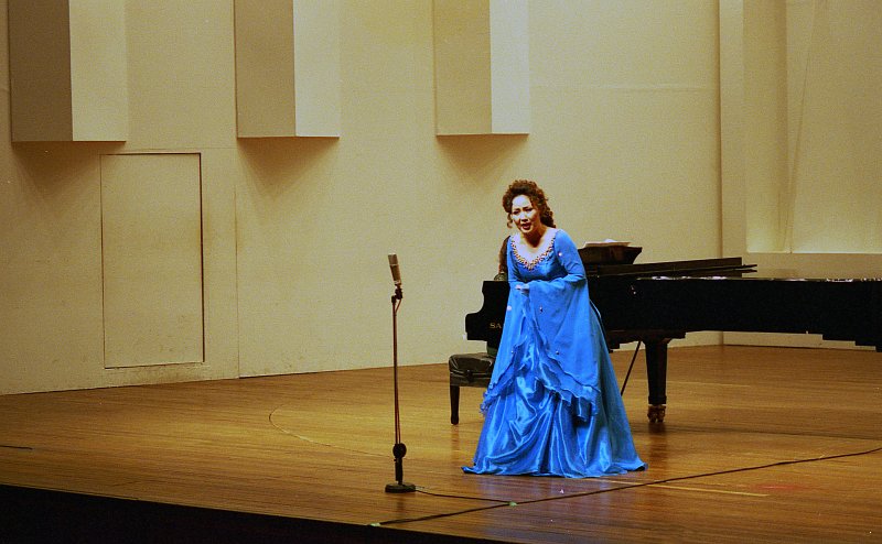 KBS 개국 기념 음악회의 무대 위에서 피아노 연주에 맞춰 노래를 하고 계신 모습2